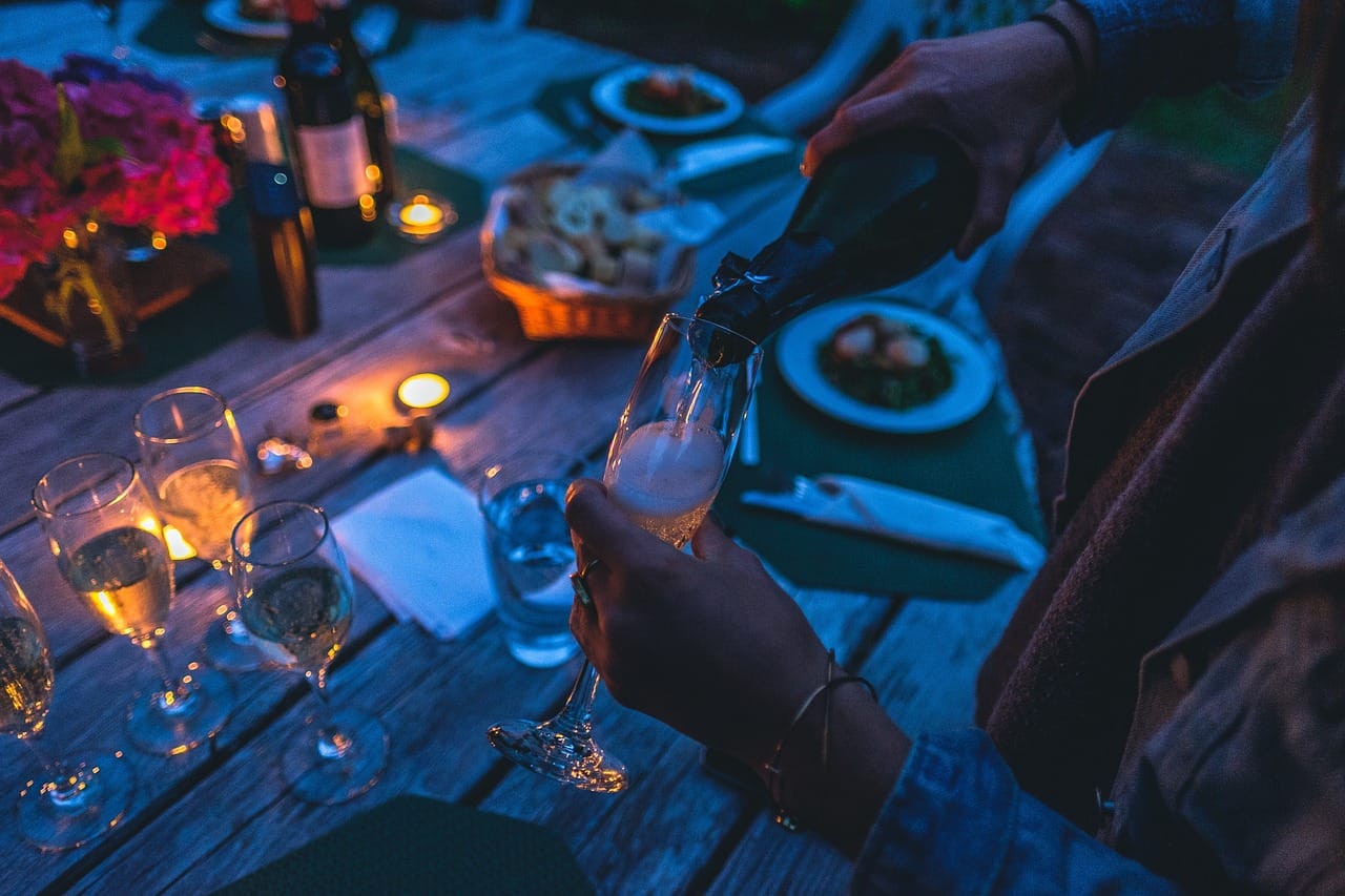 Mangiare dopo le 21:00? Gli esperti rivelano i danni che provoca al corpo