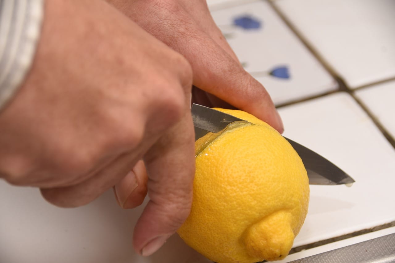 Cucina e Bagno: Questo agrume combatte la muffa e assorbe l'Umidità