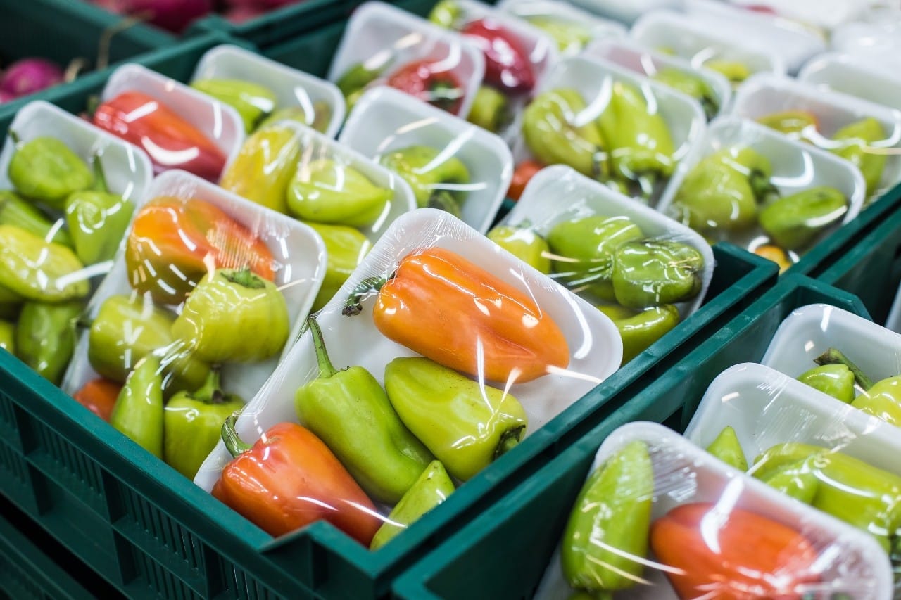 Evita i cibi confezionati nella plastica: potrebbero causare un effetto collaterale pericoloso